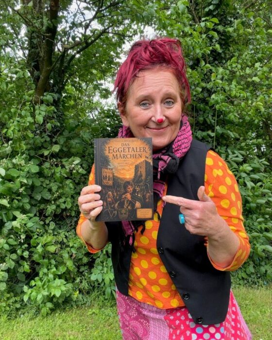 Angela Hölscher mit ihrem Buch 'Eggetaler Märchen' 