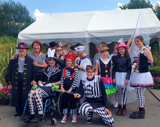 Zirkusdirektorin Angela Hölscher und Mitwirkende Zirkus Maluna Kunterbunt 