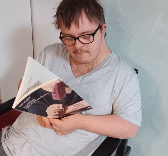 Henri Hirt liest in seinem Buch 'Schreiben ist ein gutes Gefühl'